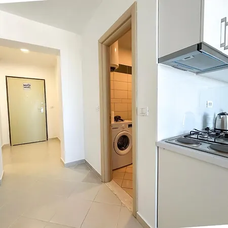 White Apartmán Golem (Tirana)